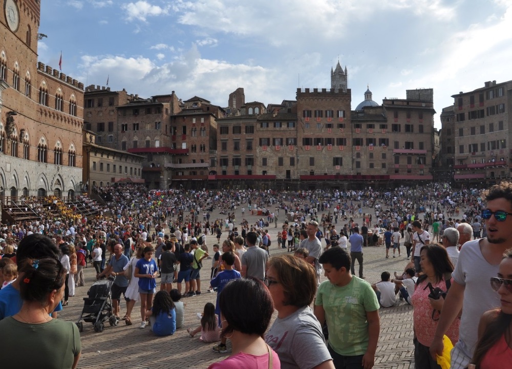 Arrive early for the siena horse race if you plan to watch from the Piazza