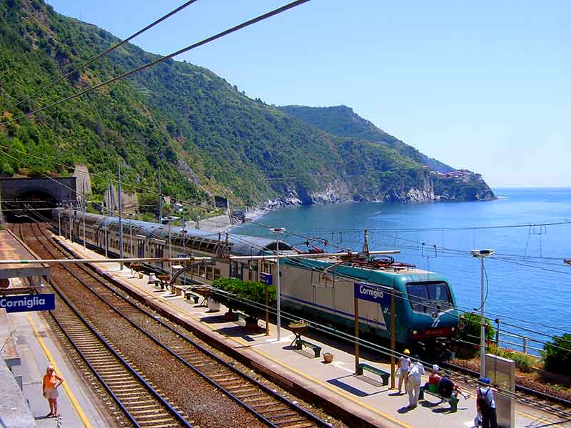 train in cinque terre